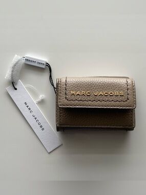 Marc Jacobs Pebbled Leather Compact Card Holder in Taupe with Gold Logo.